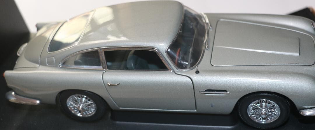 AUTOart アストン・マーチンＤＢ５　００７コレクション　1/18　中古品