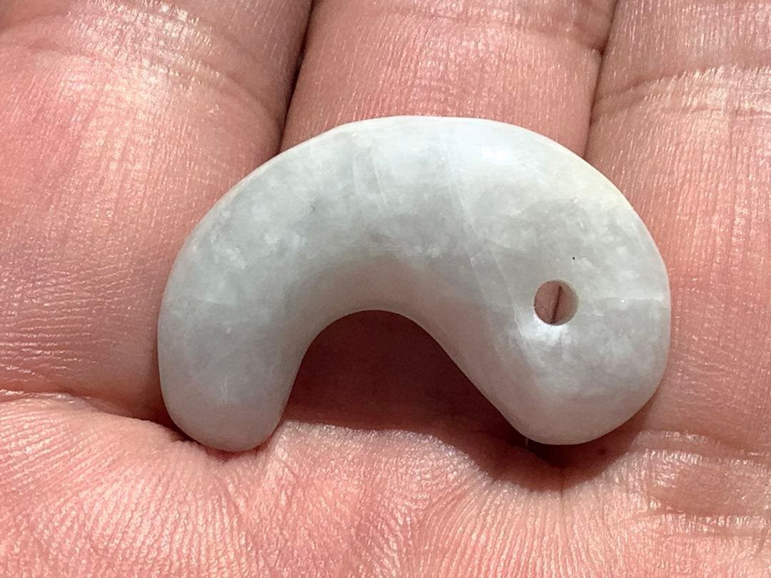 ✳限定卸し値段 極上氷紋様 糸魚川翡翠勾玉アイスジェイド プレゼント