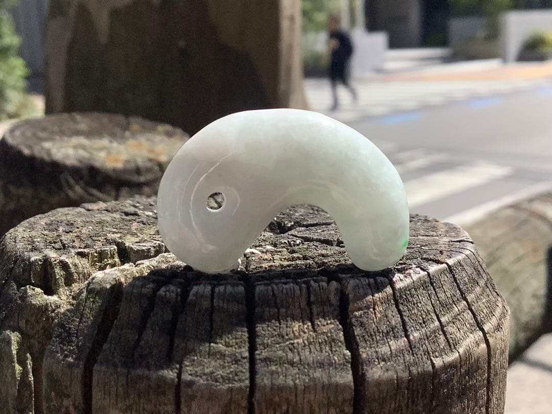 ✳限定卸し値段 極上氷紋様 糸魚川翡翠勾玉アイスジェイド プレゼント