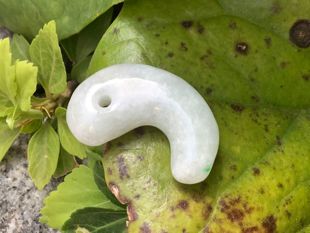 ✳限定卸し値段 極上氷紋様 糸魚川翡翠勾玉アイスジェイド プレゼント