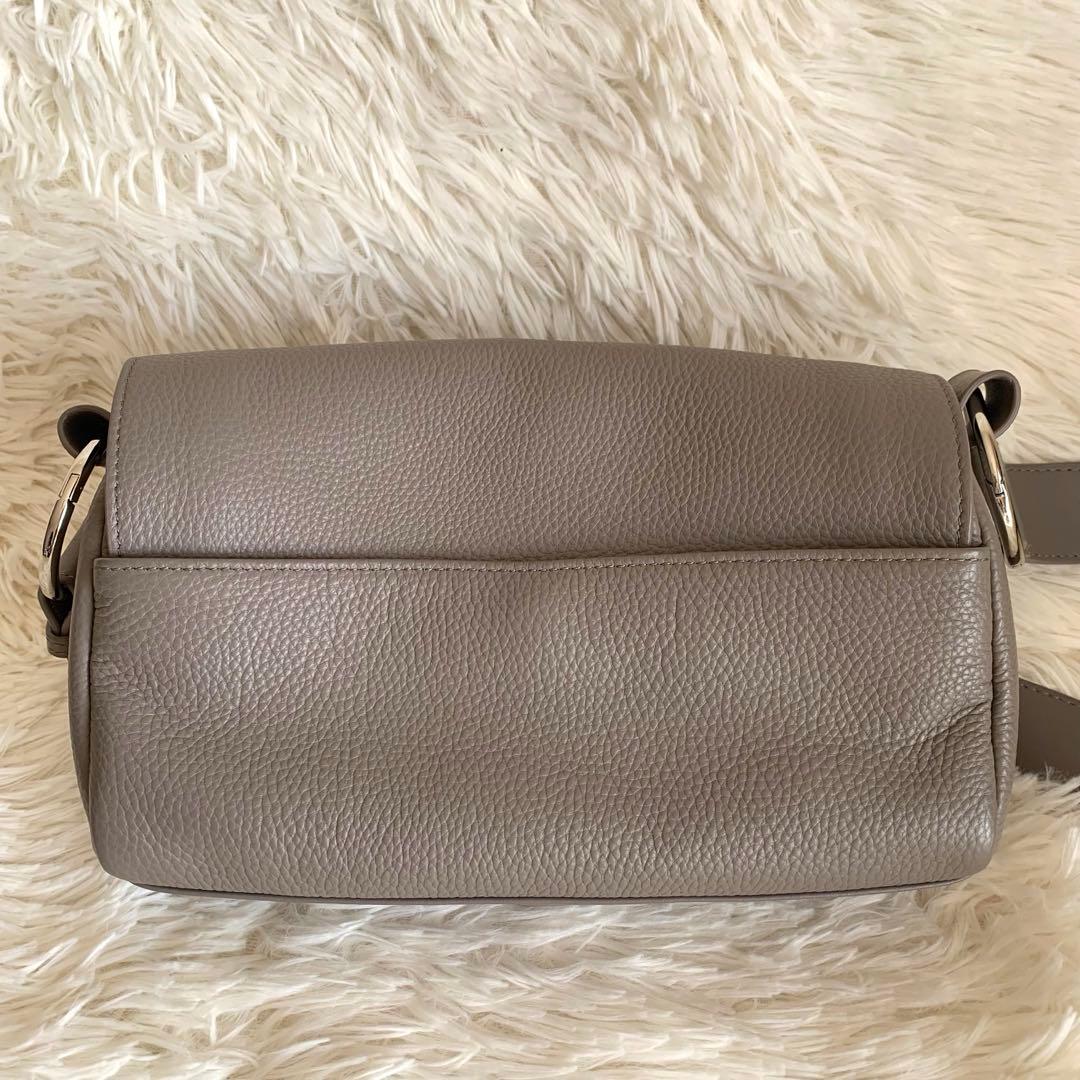 ビアズリー BEARDSLEY レザーボディバッグ　グレージュ