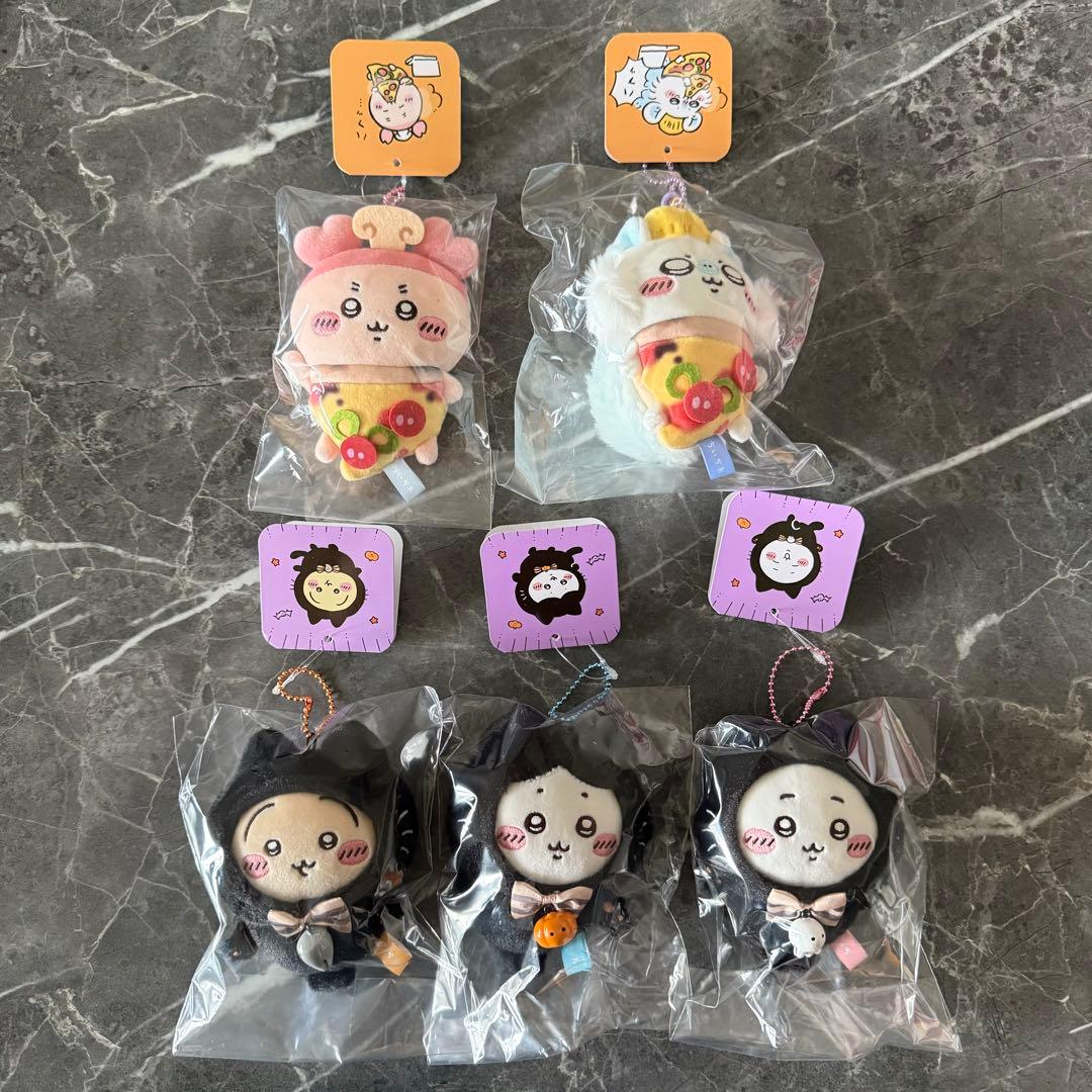 ちいかわ 黒猫のマスコット うさぎ ハチワレ おそろいピザ モモンガ 古本屋