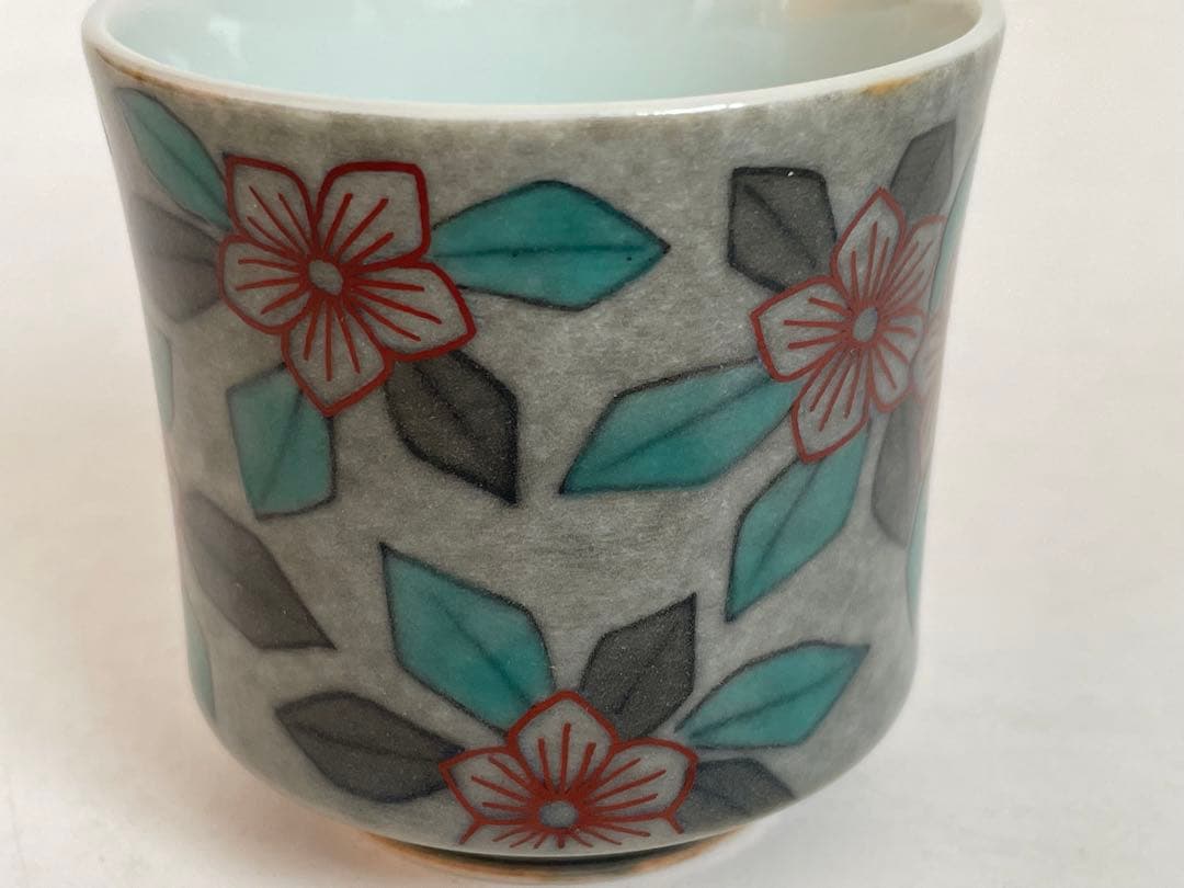 陶芸家 人間国宝 十三代 今泉今右衛門 色絵 薄墨 草花文ぐい呑