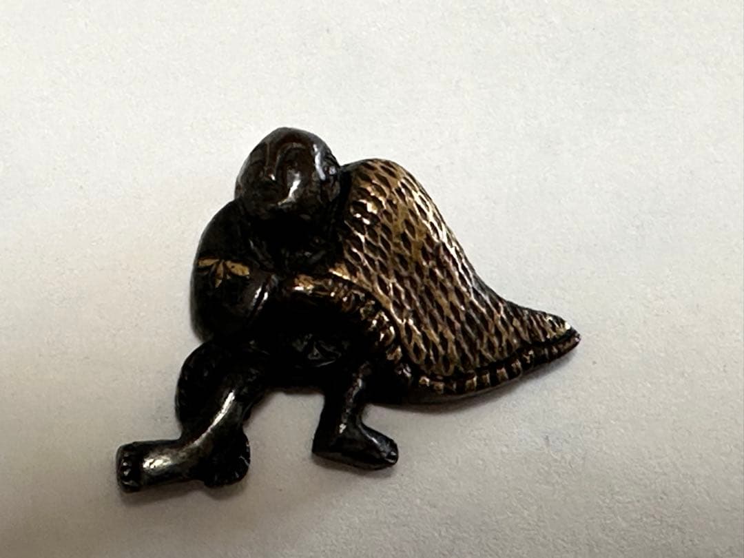 漁人図目貫 銅地彫り金銀色絵　時代金工 拵 鐔 鍔 木箱付き　2573