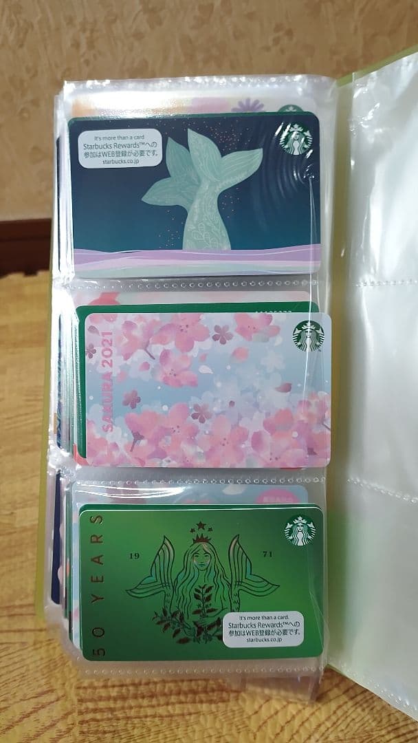 スターバックスカード各種 バリスタが初めてデザインしたスターバックス カード4種登場 「秋」を