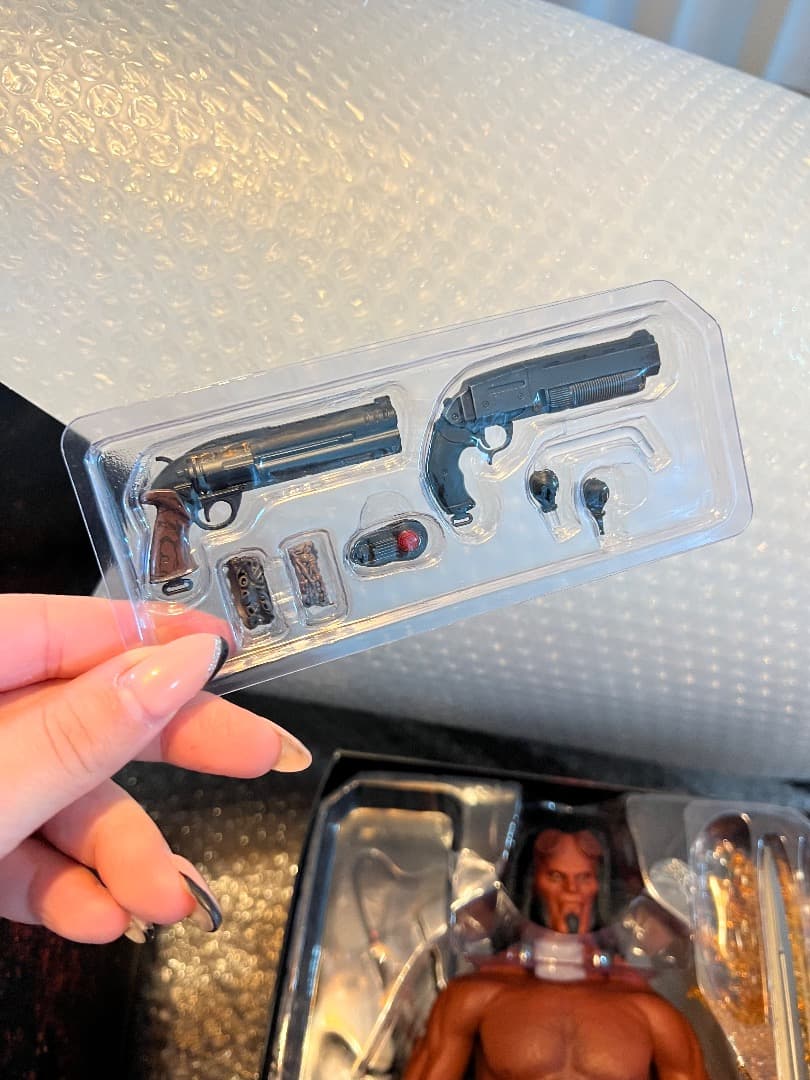 ホットトイズ ヘルボーイ 1/6 (価格交渉をお願いします)