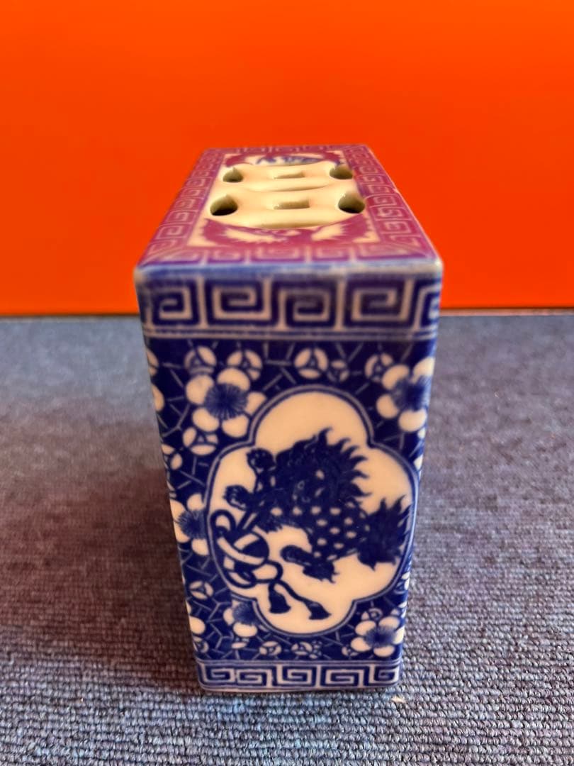 1041 中国古陶磁器 清代 民国期 玉取獅子図 透かし造り 伏香炉 陶枕