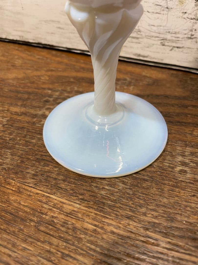 フランスアンティーク オパリンガラスの一輪挿し 花瓶 グラス ツイスト