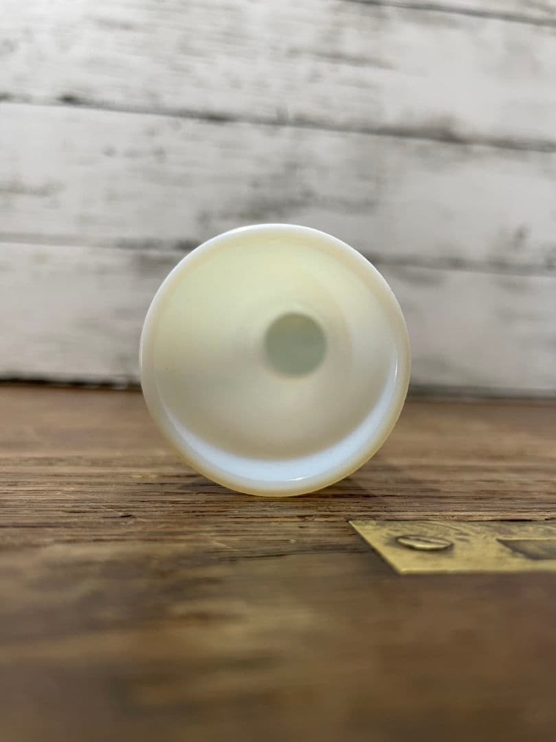 フランスアンティーク オパリンガラスの一輪挿し 花瓶 グラス ツイスト