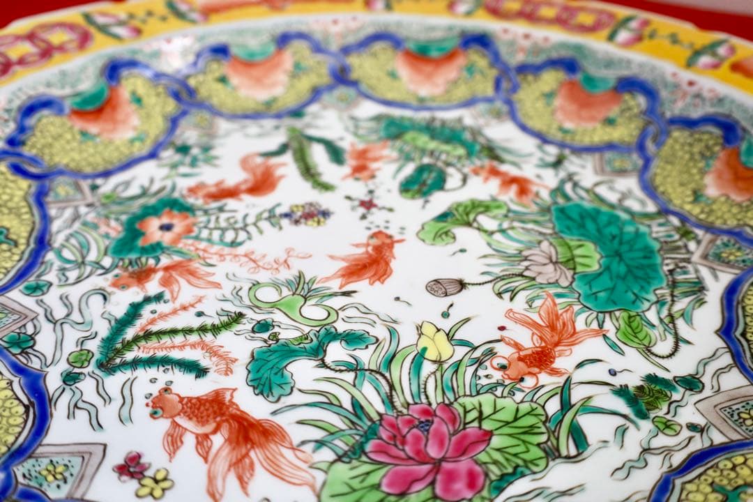 中国雑貨・大皿・飾皿【慎徳堂製 粉彩 中国美術 金魚 蓮華】