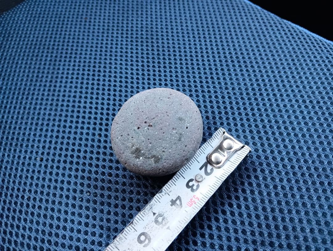 赤と灰色の焼物？石です