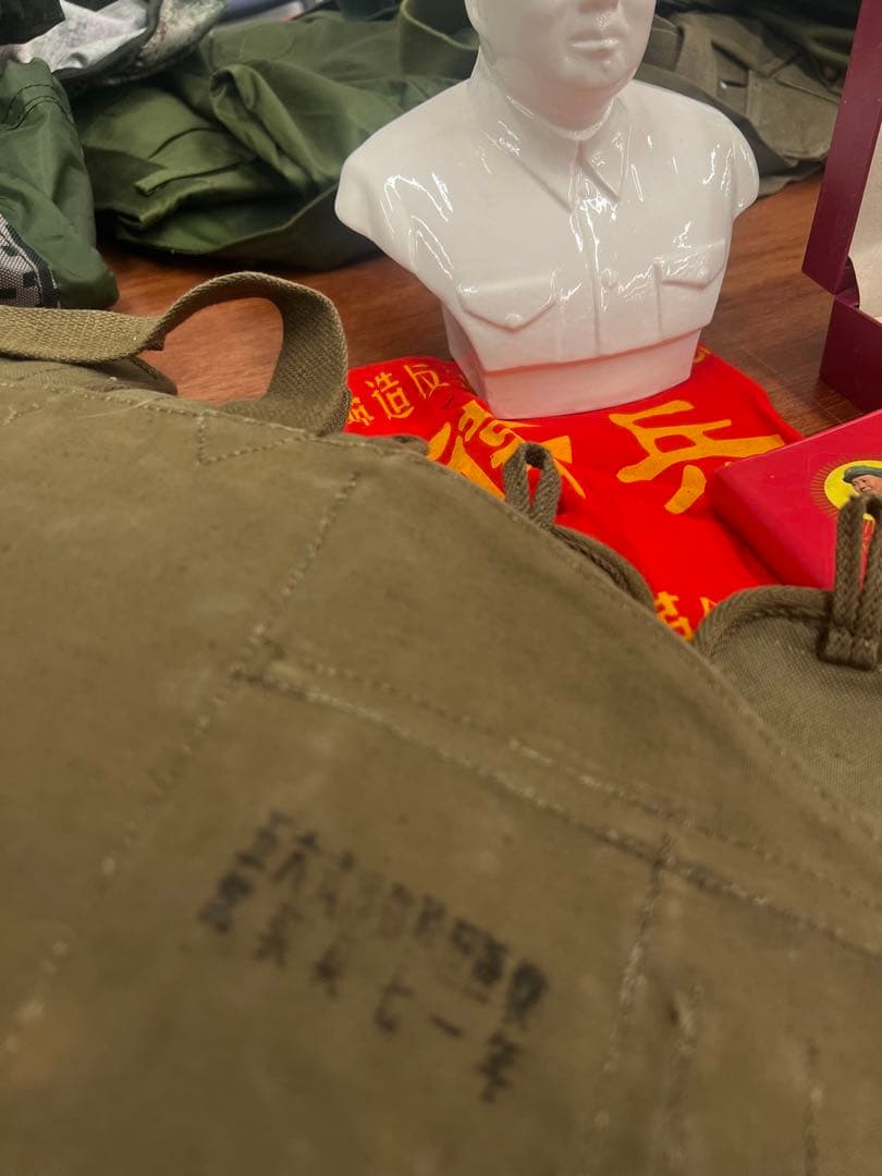 蔵出し　毛沢東主席像白磁と文革腕章、毛語録、毛バッチ、毛沢東記念軍時計6点セット