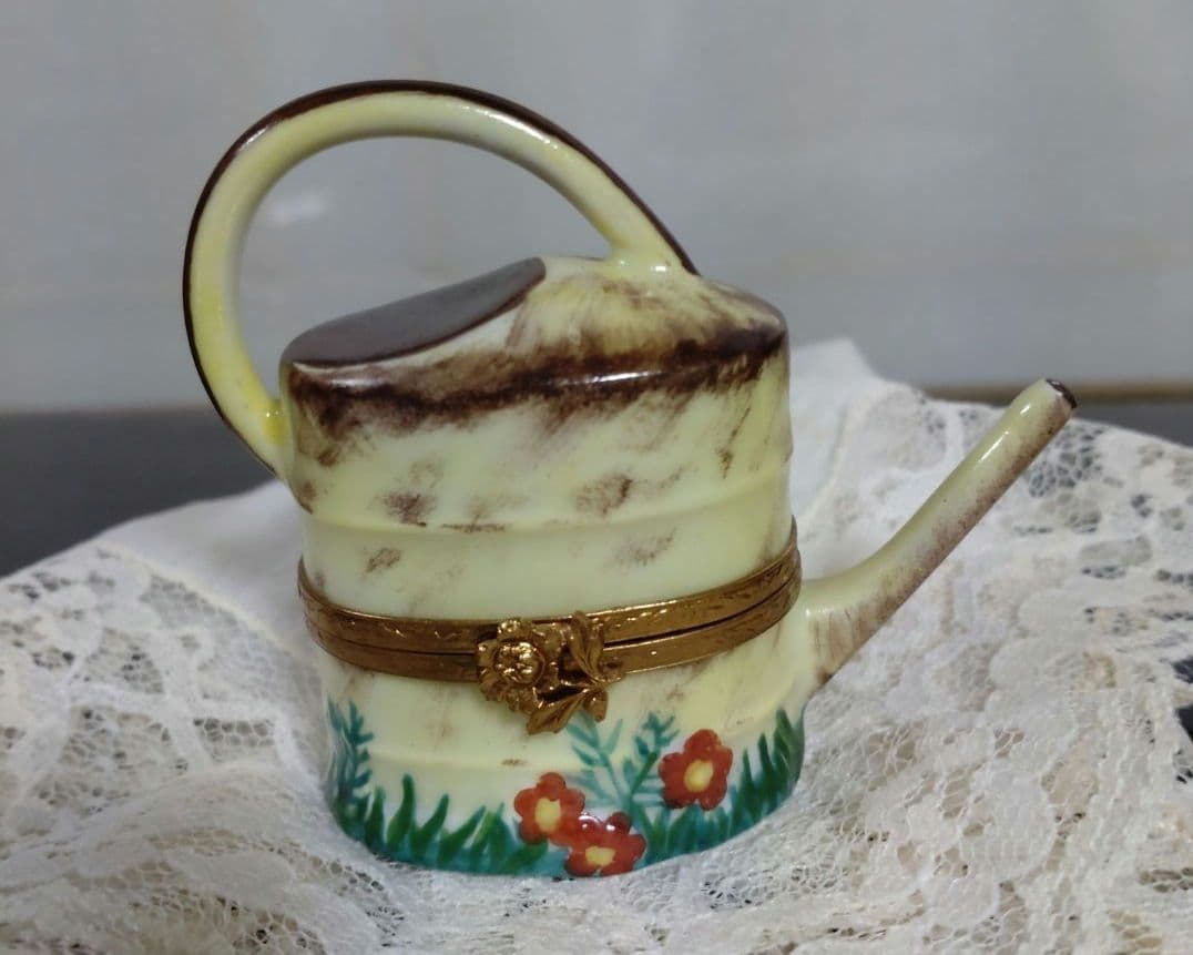 フランスリモージュ製　陶器じょうろの形の ピルケース