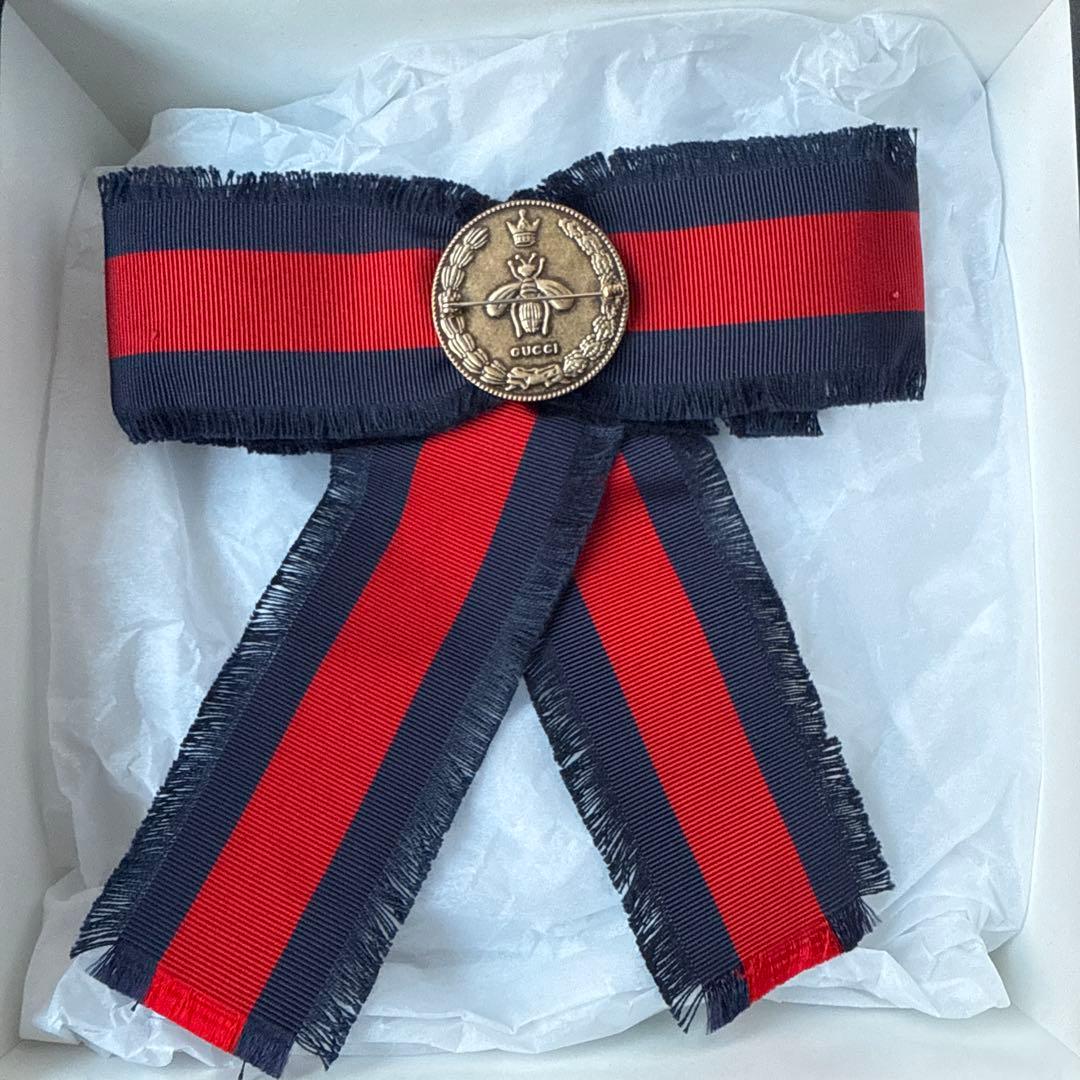 GUCCI ウェブリボン ブローチ（ブルー＆レッド） 未使用 GUCCI ウェブ