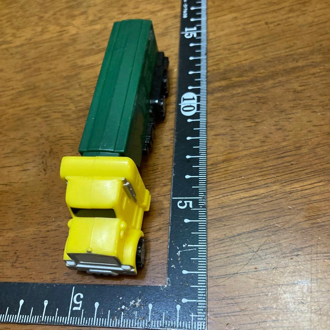 ペッツケース　PEZ トラック型ミニカー 黄色と緑色 約10cm