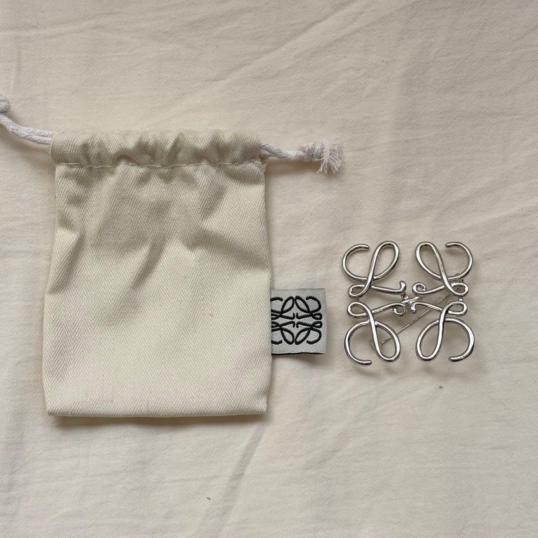 LOEWE シルバーブローチ ロゴデザイン - メルカリ