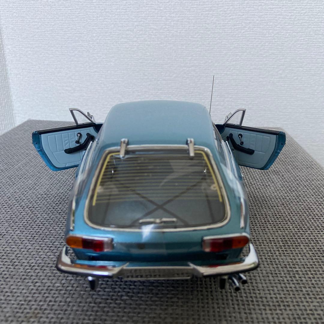 MINICHAMPS 1/18 VOLVO P1800 ES 1971 ブルー