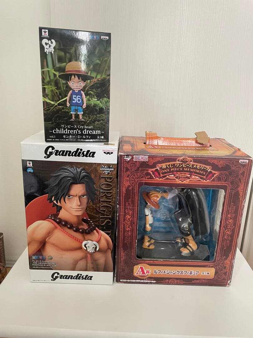 ワンピースのフィギュア100体、グッズ19個のまとめ売り