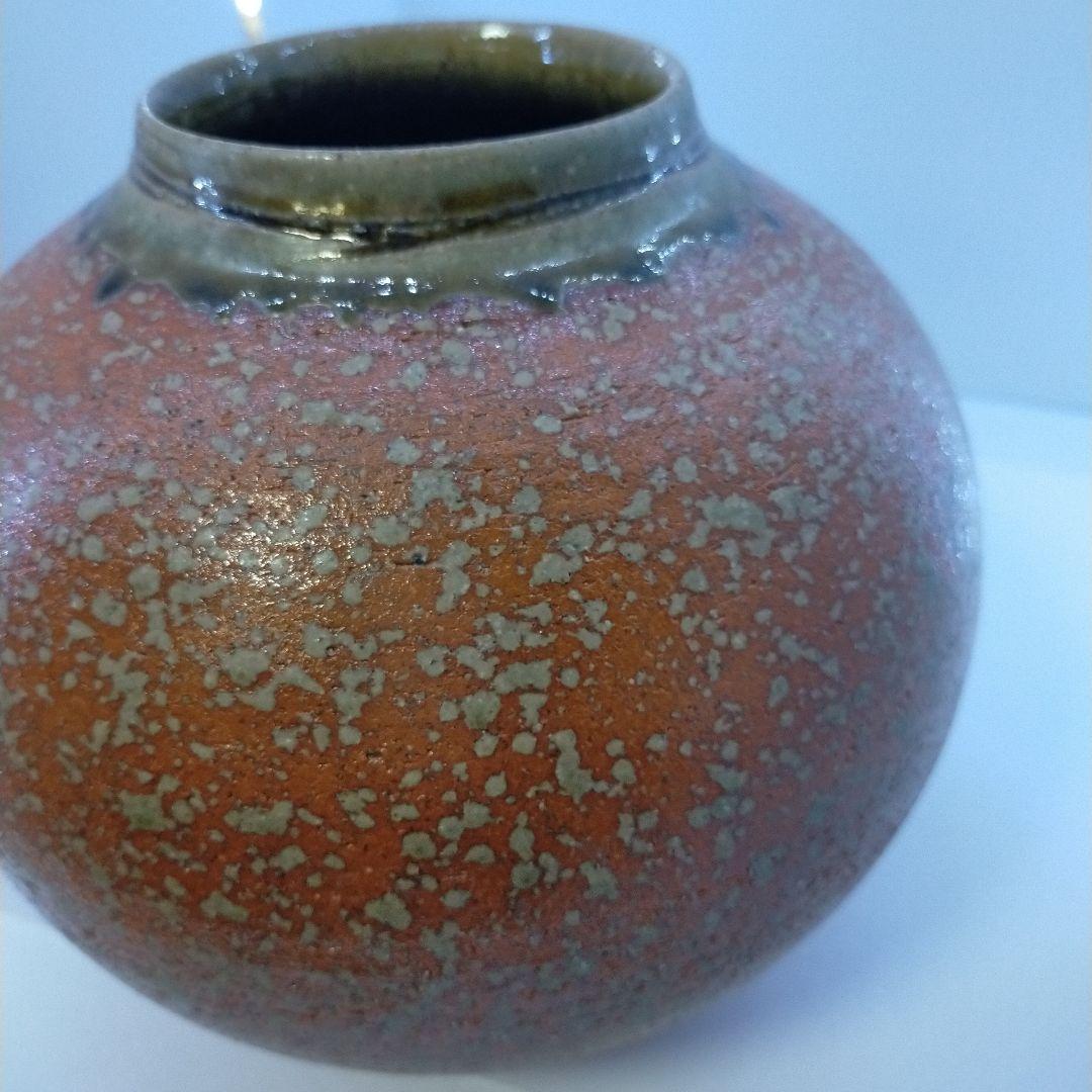 お値打ちのある赤色陶器の花瓶 　　信楽焼　陶芸クラフト　 花模様 陶器