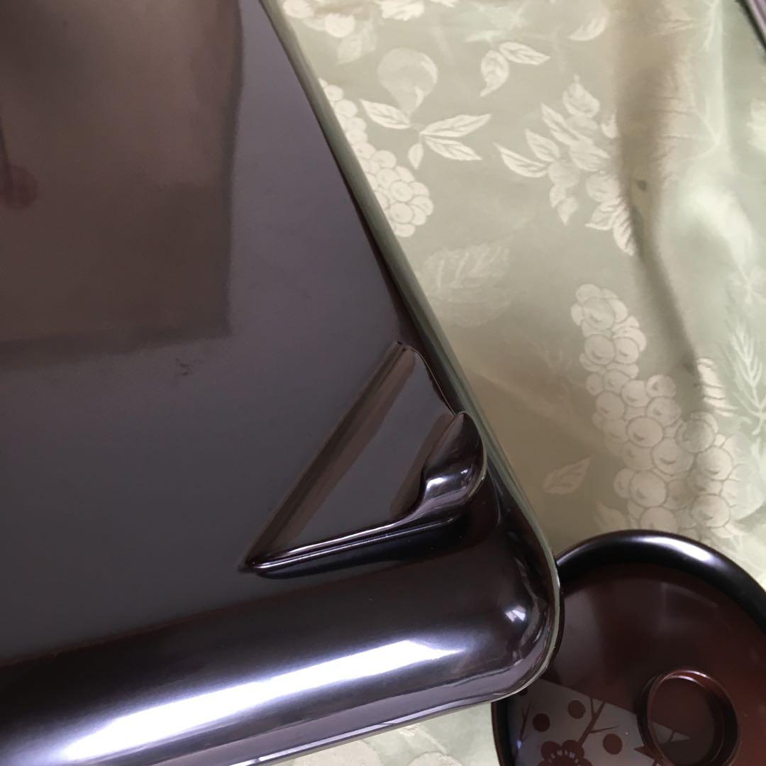 輪島塗本堅地漆器　梅蒔絵の四方脚付膳　同梅蒔絵　栗色蓋付椀　各一客セット