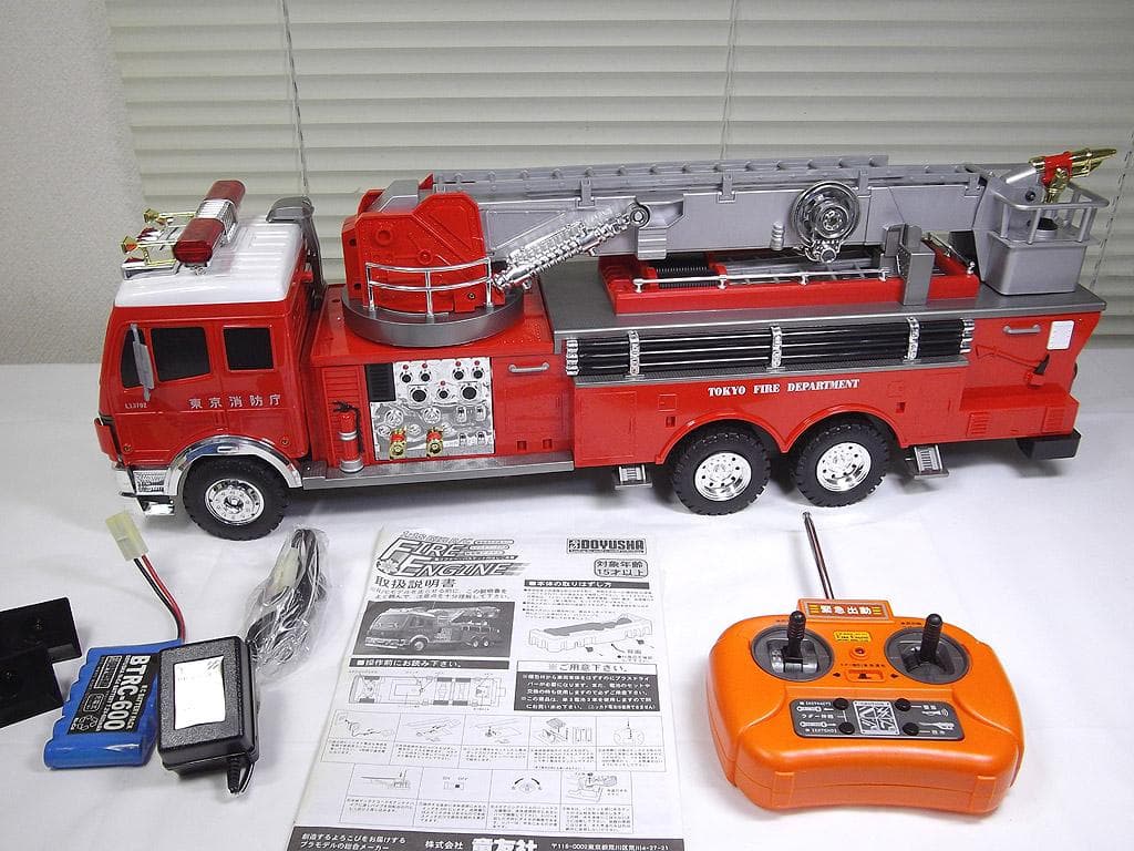 童友社 1/18　大型ラジコン 消防車　はしご車 全長68cm