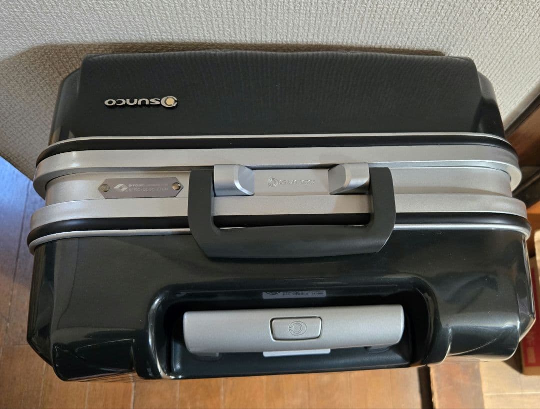 JAL国際線ファーストクラス詰め合わせ(ウェア2、ポーチ1、スキンケア