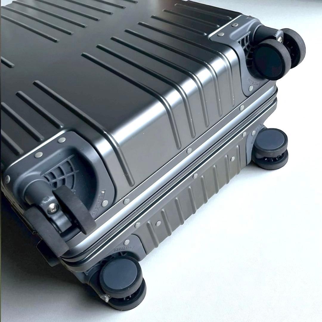 希少 ガンメタ調】イノベーター 4輪アルミスーツケース36L 機内持ち込み