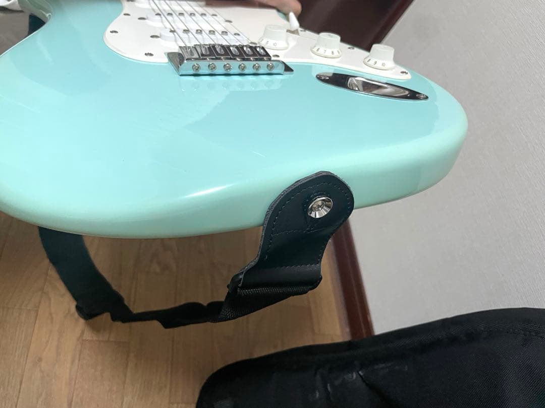 ケース付き Squier by Fender エレキギター ダフネブルー 水色