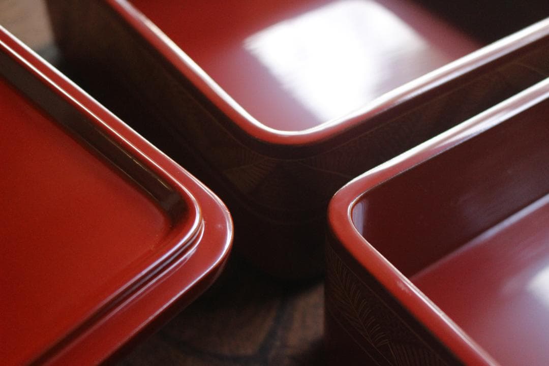 デッドストック！上質朱漆に優美な羊歯沈金の映える二段重（検重箱お重