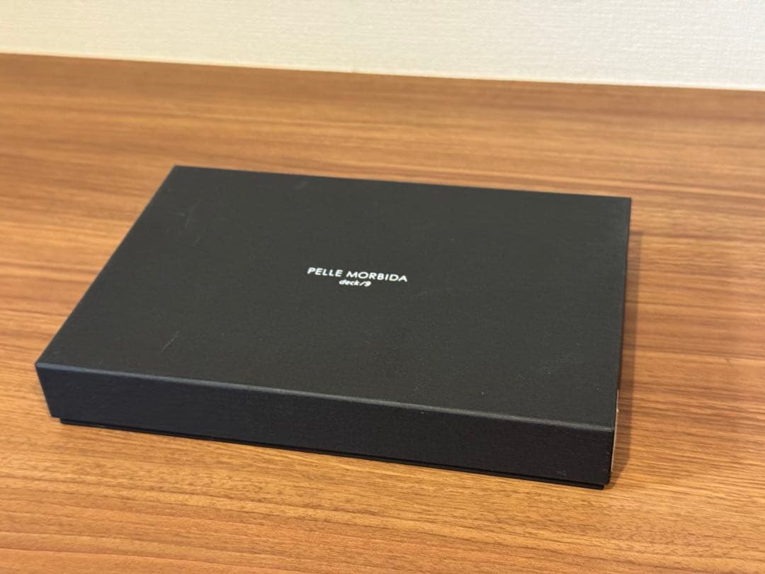 Pelle Morbida ブラックパスポートケース 上品な優雅さがある手ぶら