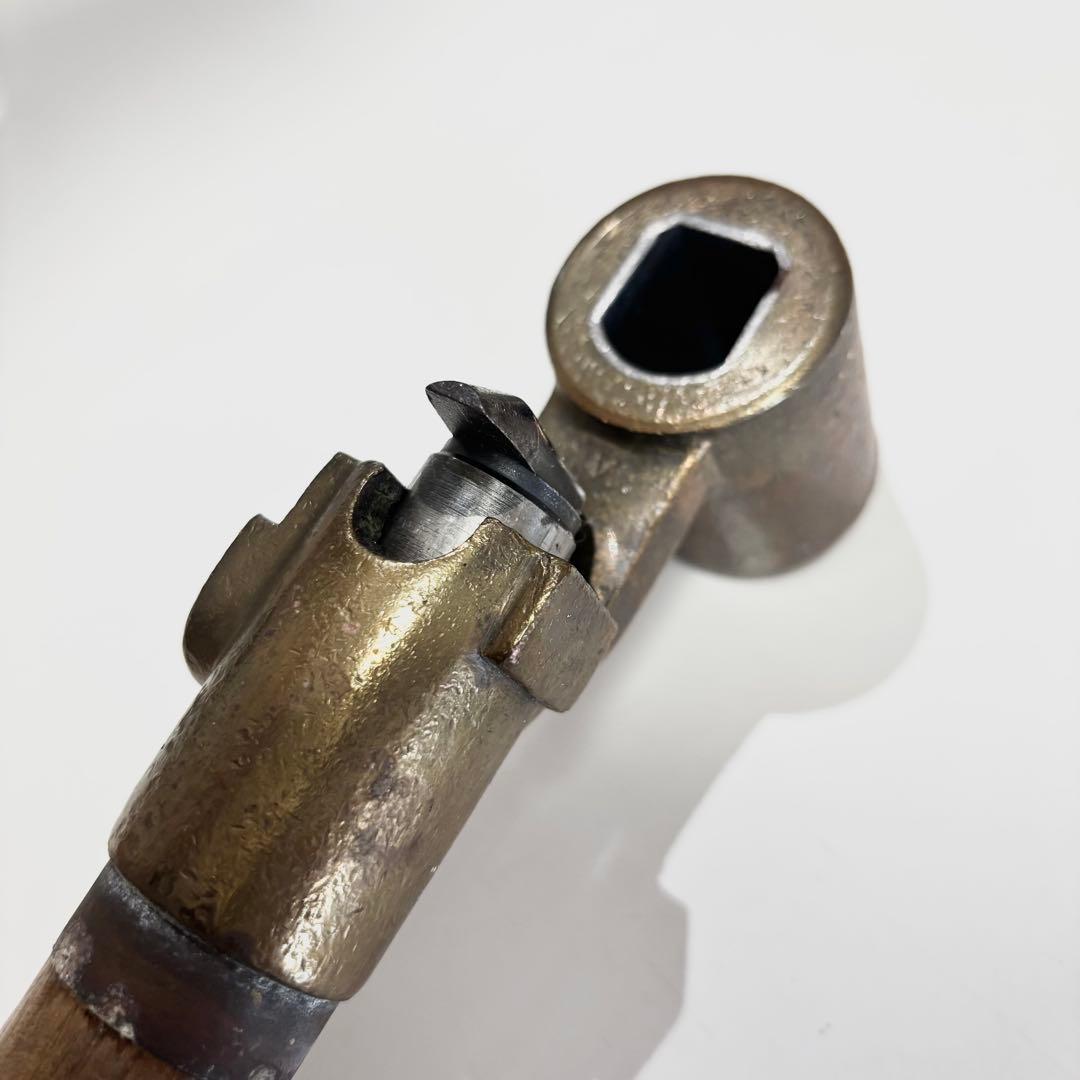 電車 ブレーキハンドルと工具