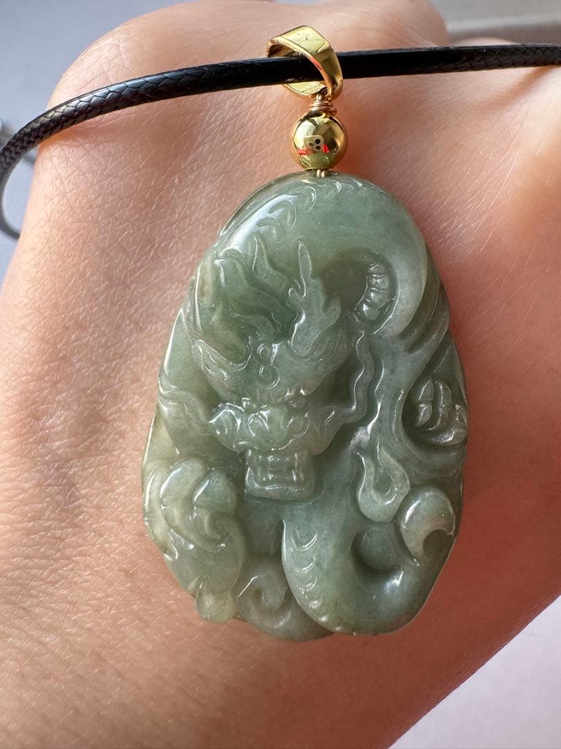 1405）天然翡翠Aジェット ハンドメイド龍彫刻ペンダントトップ 紐付き