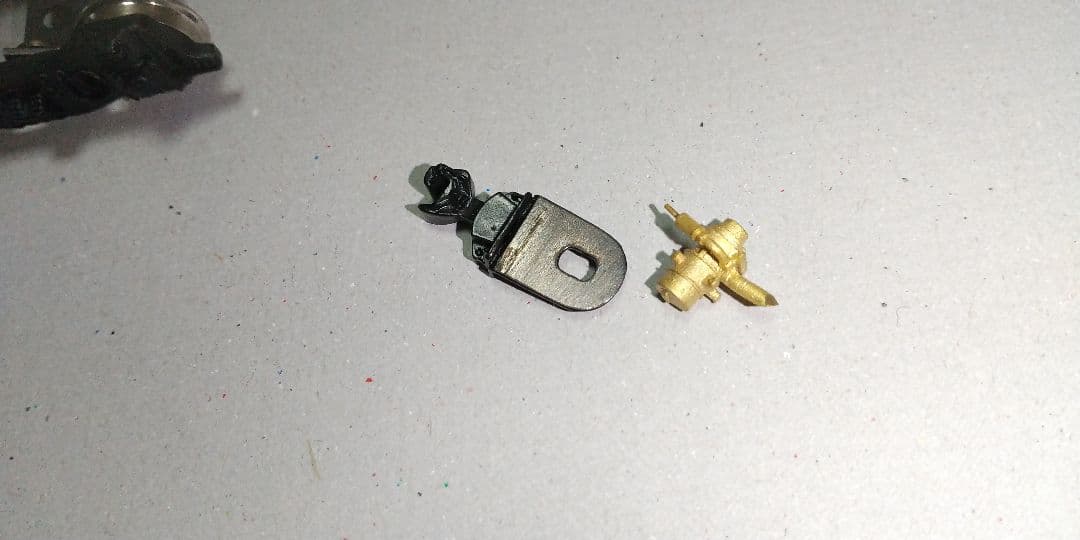 二軸先台車。 従台車 (2種)。テンダー台車(2種)、他パーツ。鉄道模型の