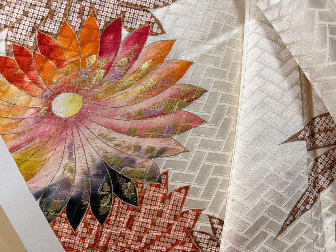 A5 高島屋扱い 笹に金駒刺繍の菊模様 白 金彩 正絹 袷 振袖