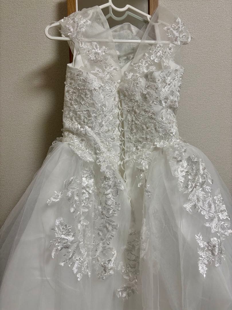 【新品未使用】ホワイト オフショルウェディングドレス(ティアラ•ジュエリー付き)