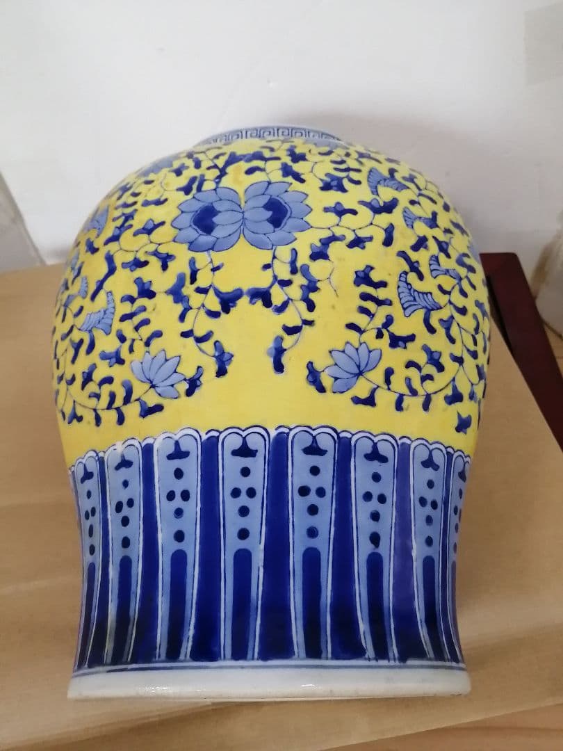 花瓶 康熙年製 黄釉青華 獅子蓋付き唐草花蝶柄 壺