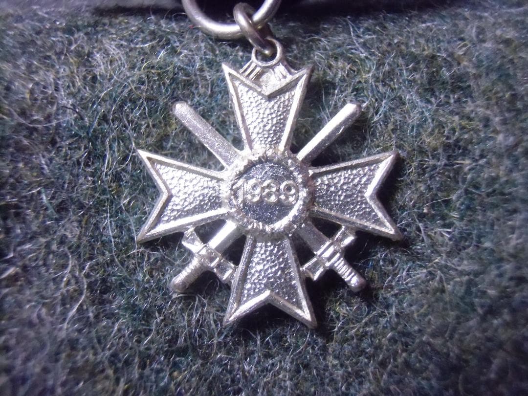 ＢＷドイツ軍/連邦軍＊１９５７年制定＊戦功騎士十字勲章剣付きミニチュア章(実物）