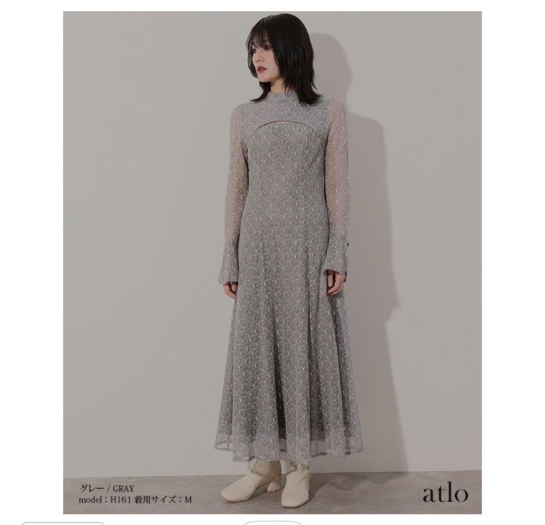 エレガントなグレーのパーティードレス エレガントなグレー刺繍