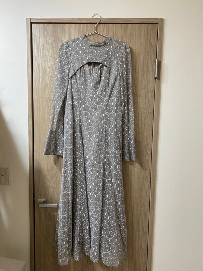 エレガントなグレーのパーティードレス エレガントなグレー刺繍