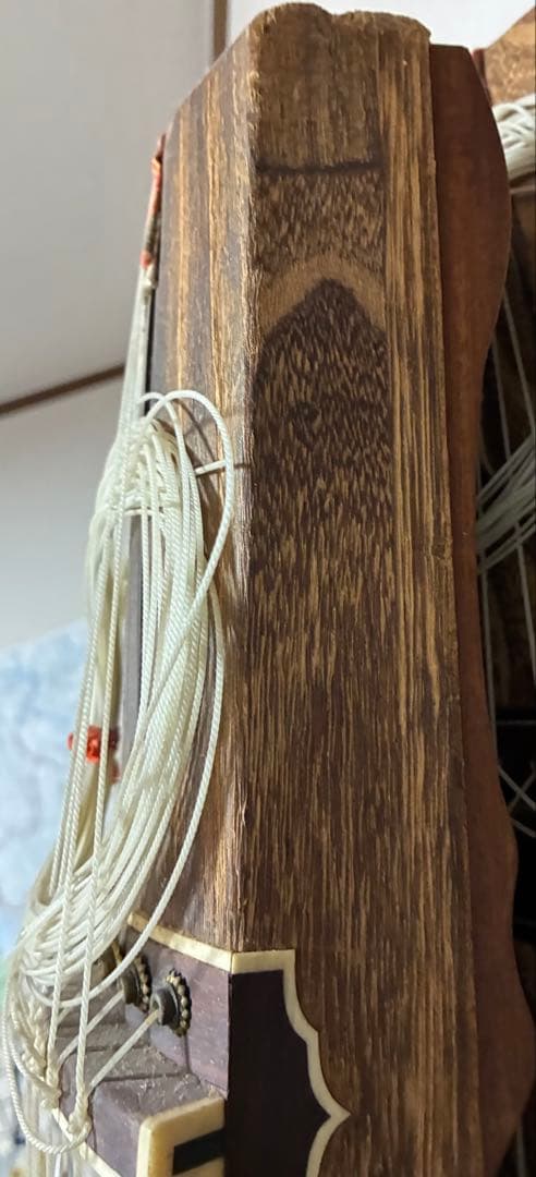 お琴です。13弦 並甲乍ら琴柱の倒れた跡も少なく