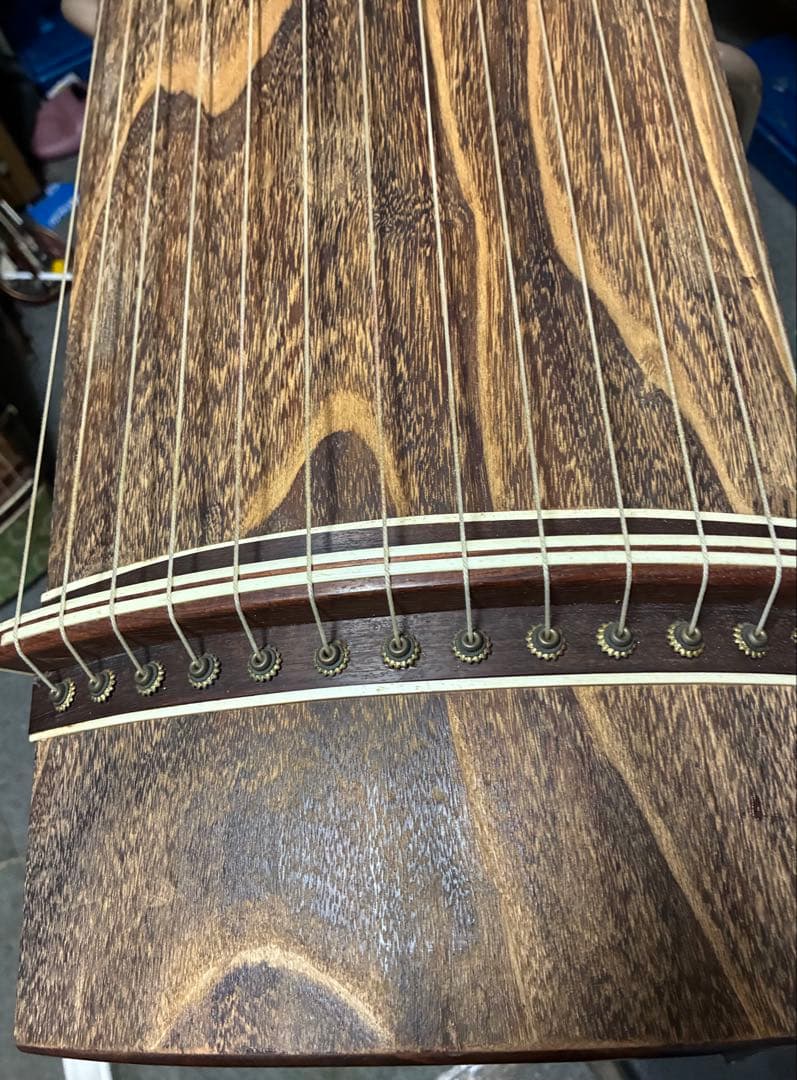 お琴です。13弦 並甲乍ら琴柱の倒れた跡も少なく