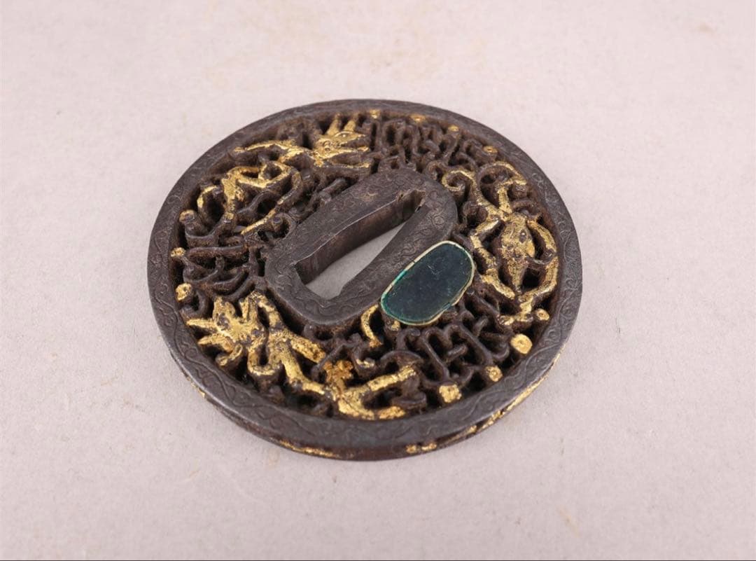 【値下げ】甲種特別貴重 鍔 無銘(南蛮) 雨龍唐草透 鉄地丸形円形地透布目象嵌