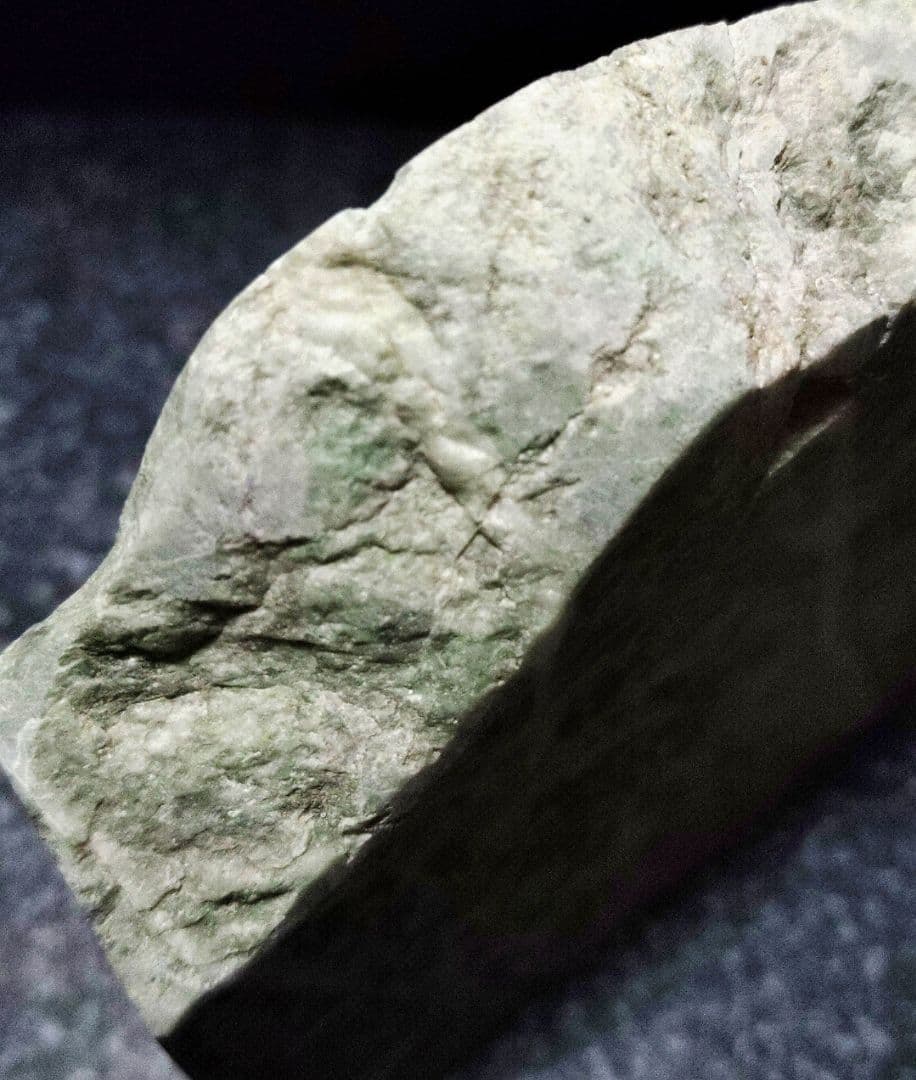 ☆翡翠原石☆糸魚川硬玉【姫川・転石・川ズレ・スライス0.6kg】