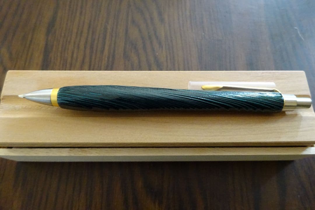 ウッドペンクラフト P02ペンシル 屋久杉浮造り国産漆 エイリアン