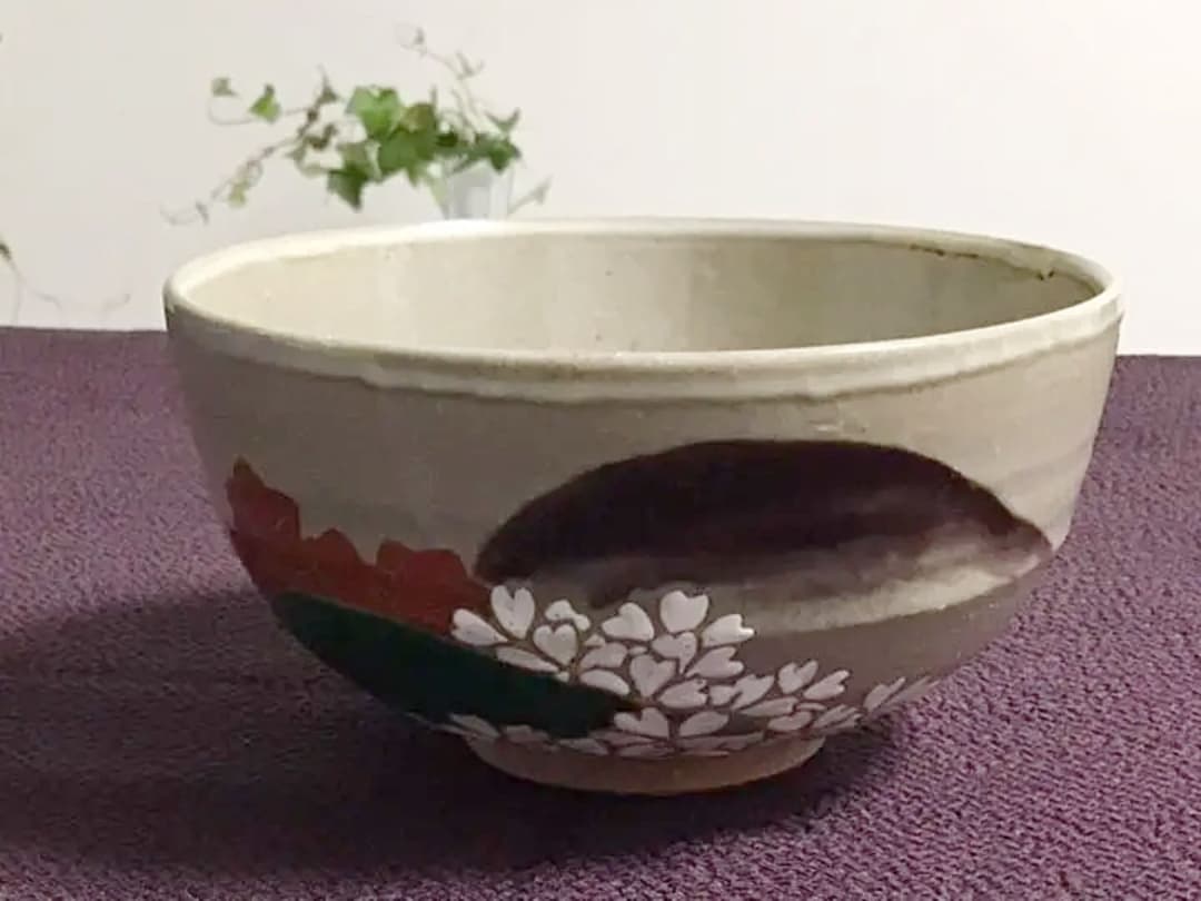 桜と紅葉と新緑の山の抹茶茶碗。