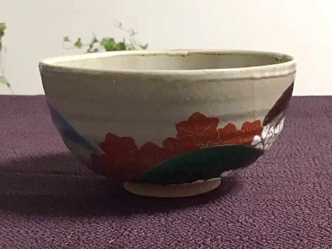 桜と紅葉と新緑の山の抹茶茶碗。