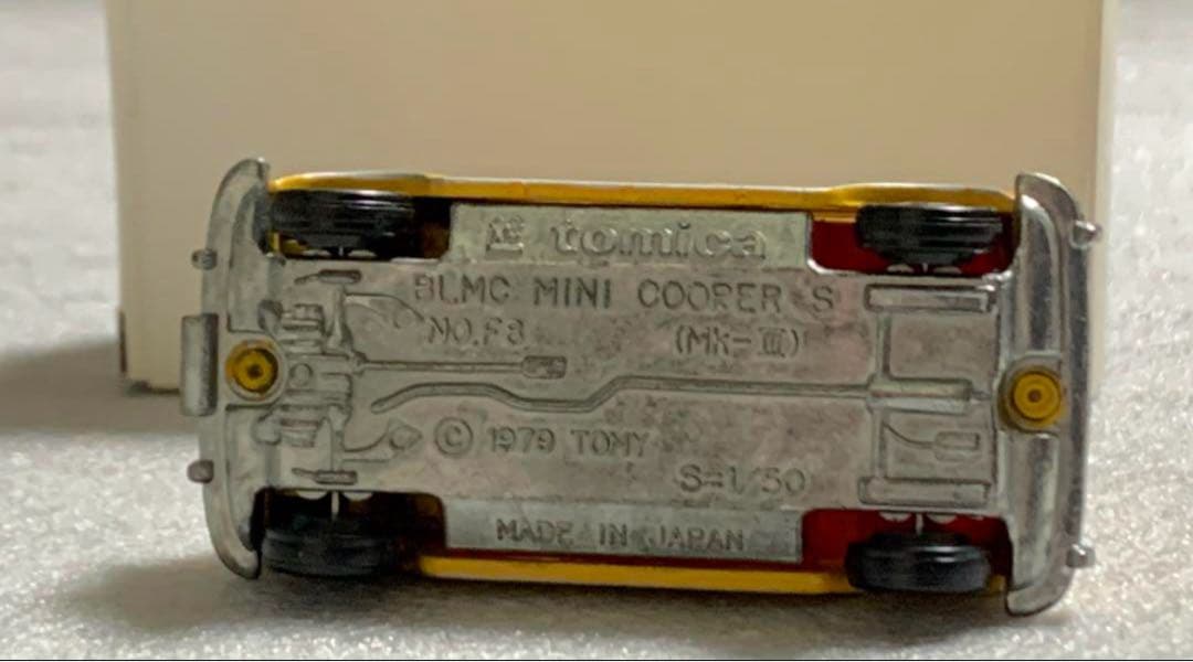 トミカ ミニクーパー 黄/白ルーフ 赤シート
