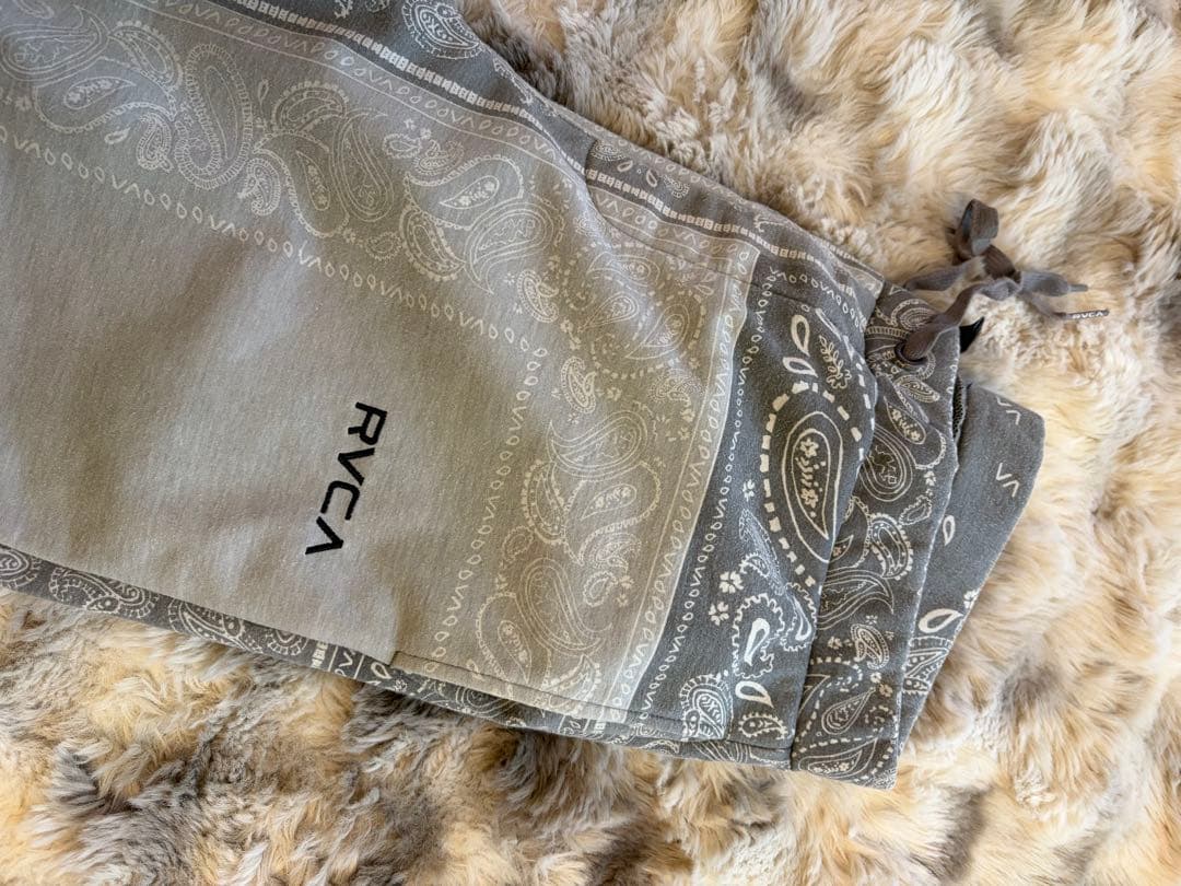 RVCA ペイズリー柄セットアップ