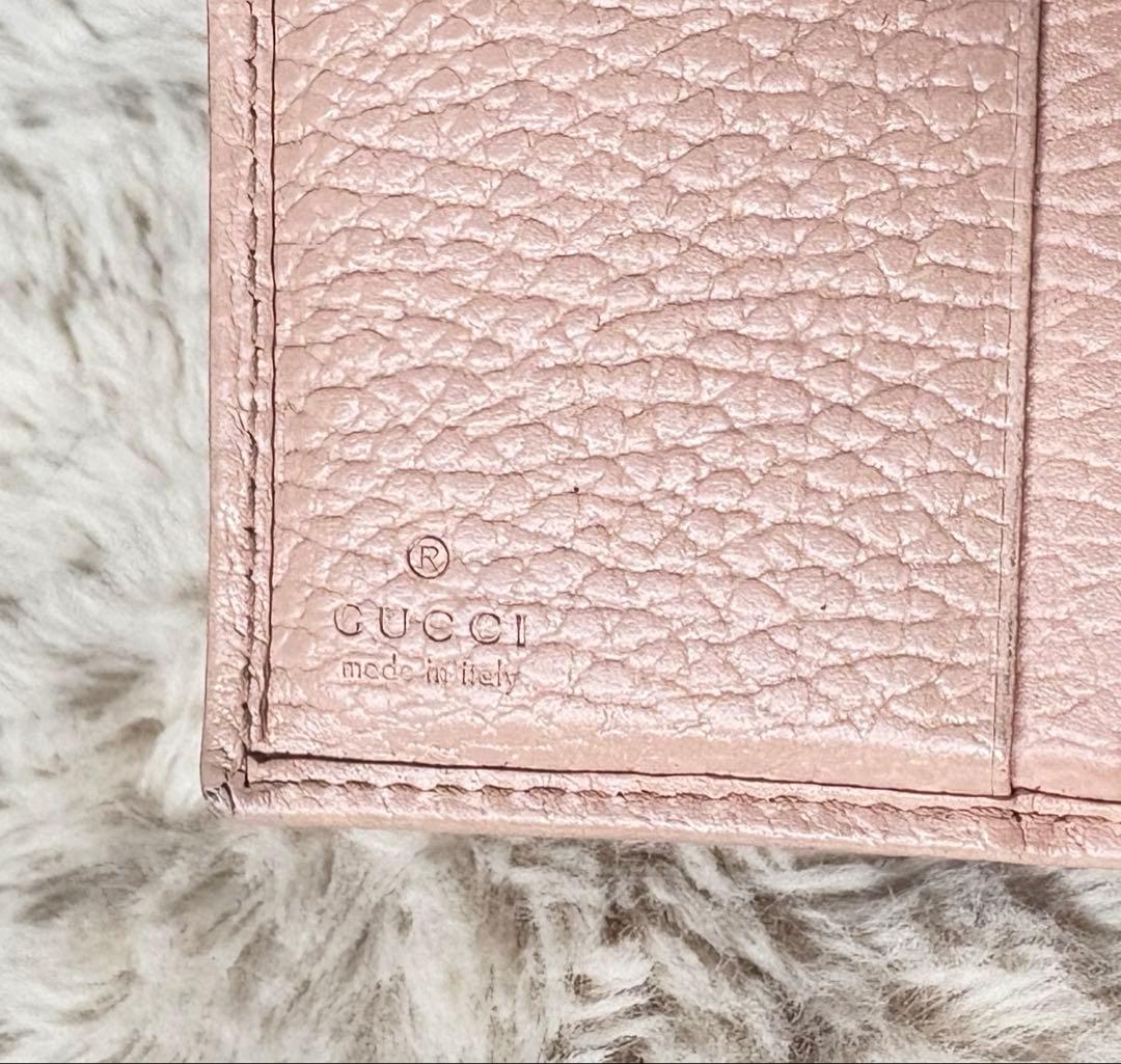 GGロゴ ピンクレザー 二つ折り財布