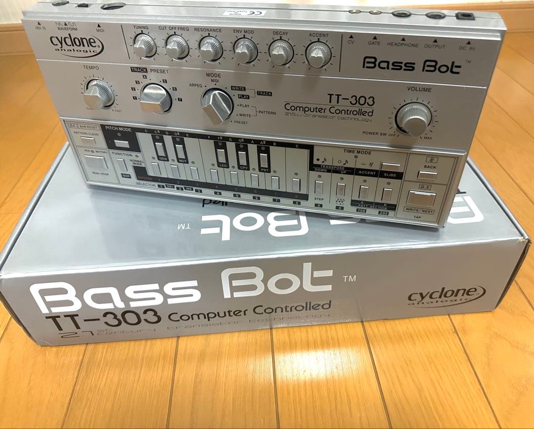 Cyclone Bass-Bot TT-303 V1 TB-303